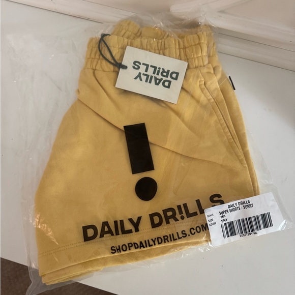 NWT Daily Drills Sunny Super Shorts size M/L